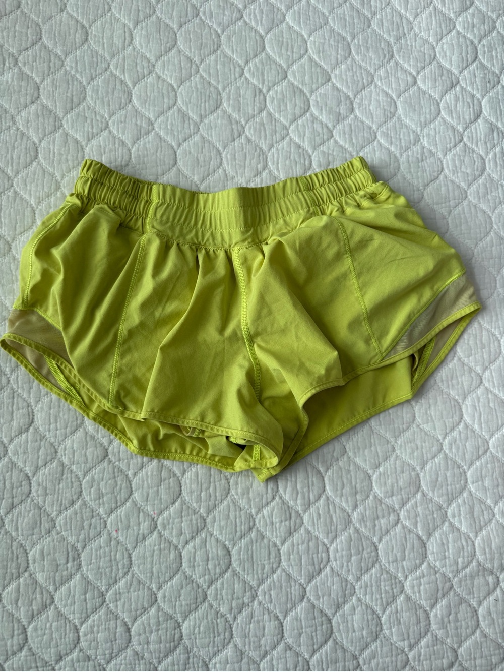 Lululemon 2.5 in inseam Women's Active Run Shorts - Neon Yellow